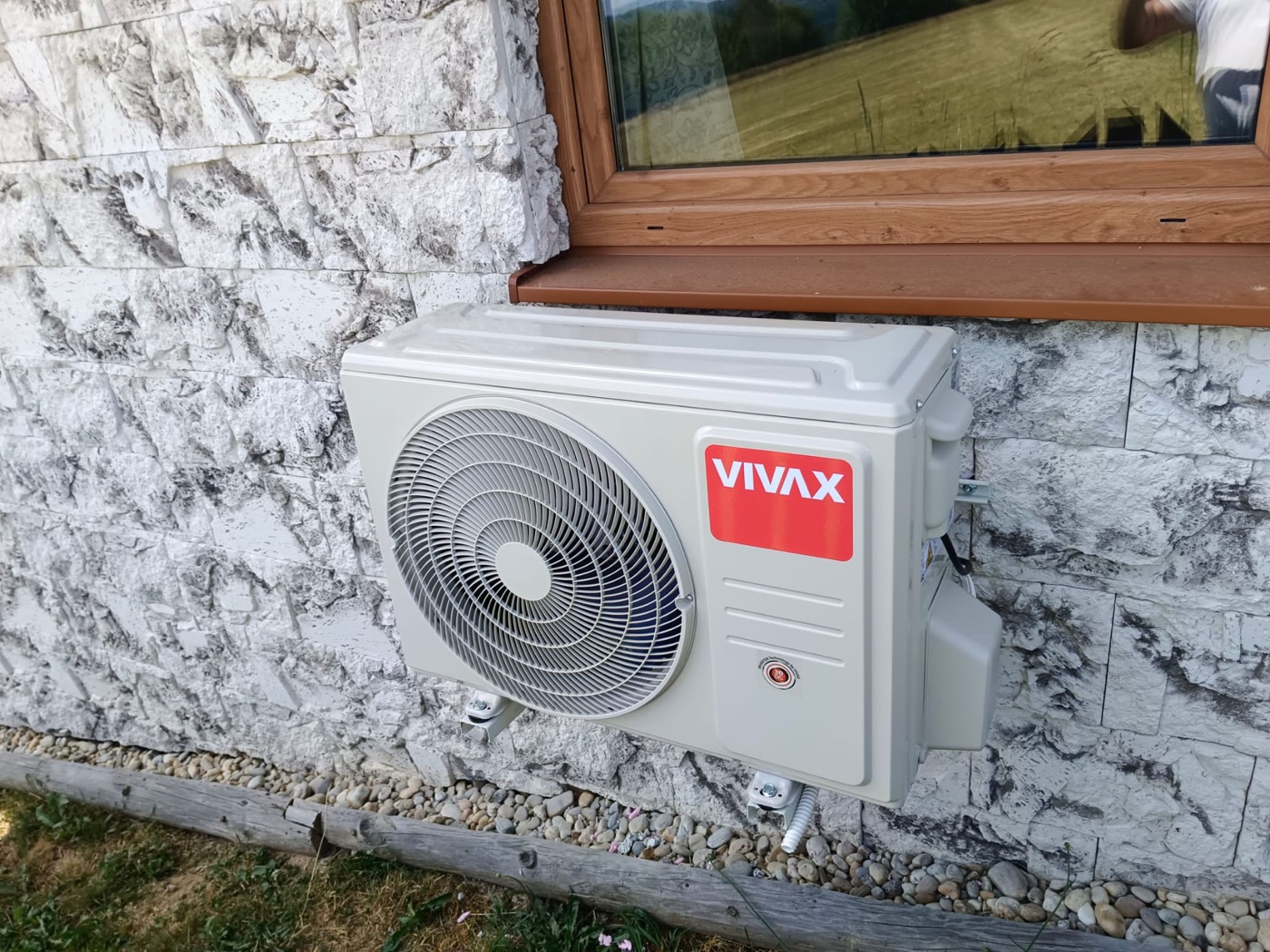 Vonkajšia jednotka VIVAX na kamennej fasáde